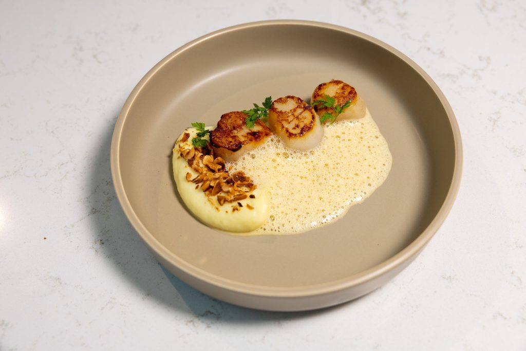 coquilles, pastinaak, hazelnoten, kreeften saffraanschuim