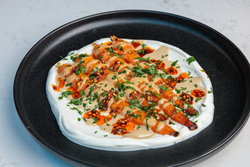 geroosterde bospeen recept met yoghurt en tahindressing