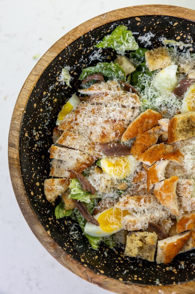 caesar salade recept met gegrilde kip en zelfgemaakte dressing