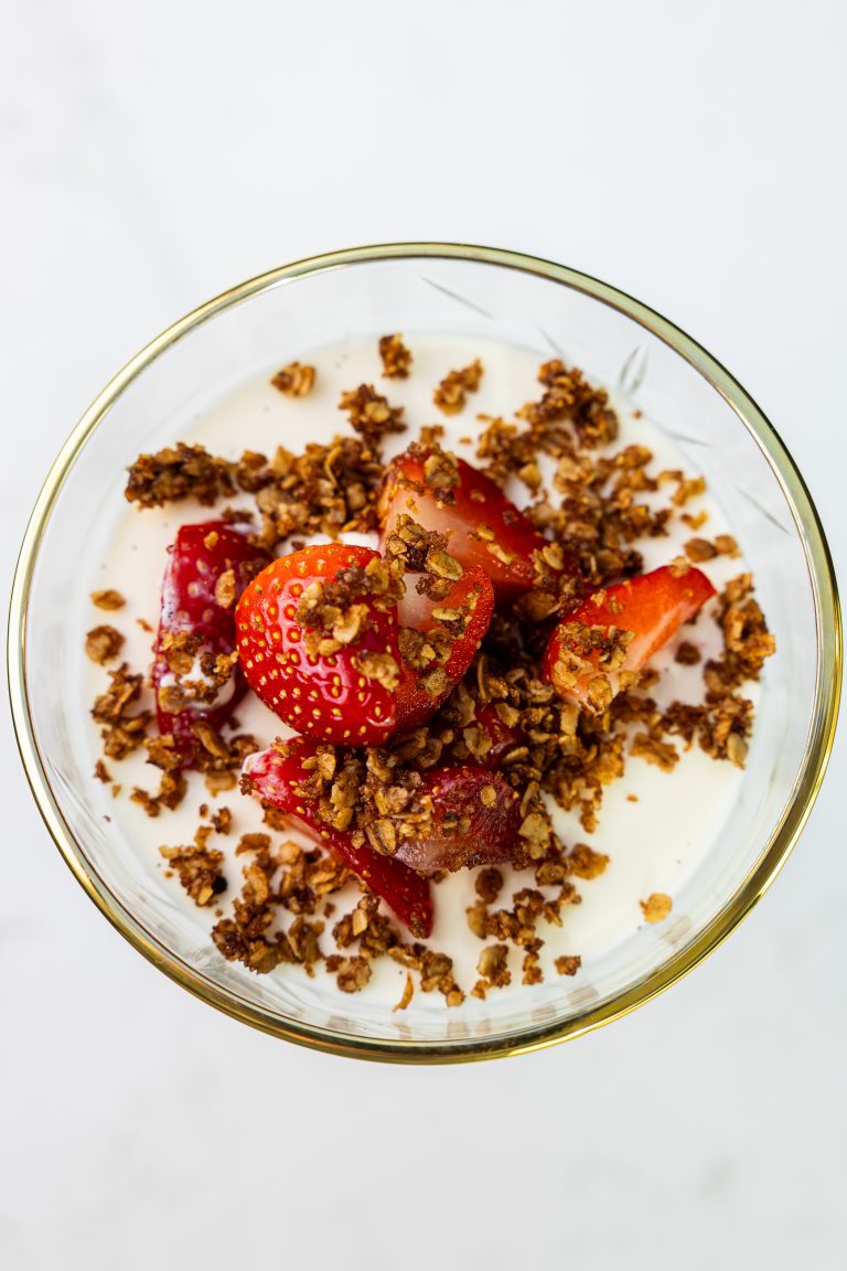 pannacotta recept met gemarineerde aardbeien en havercrunch