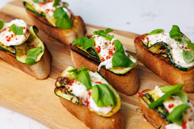 bruschetta met burrata gegrilde courgette en chili-honing