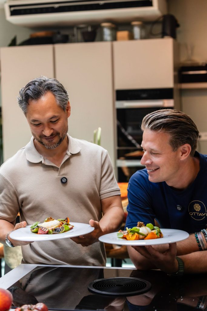burrata met kimchi gegrilde perzik en gepekelde wilde knoflook