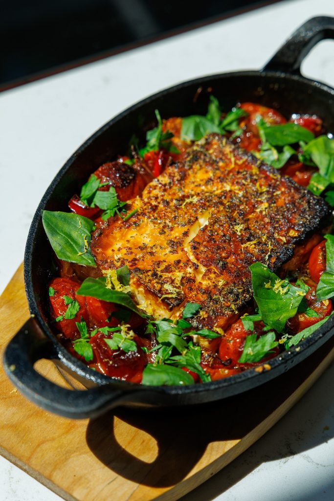 feta saganaki recept uit de oven met tomaat olijven en paprika