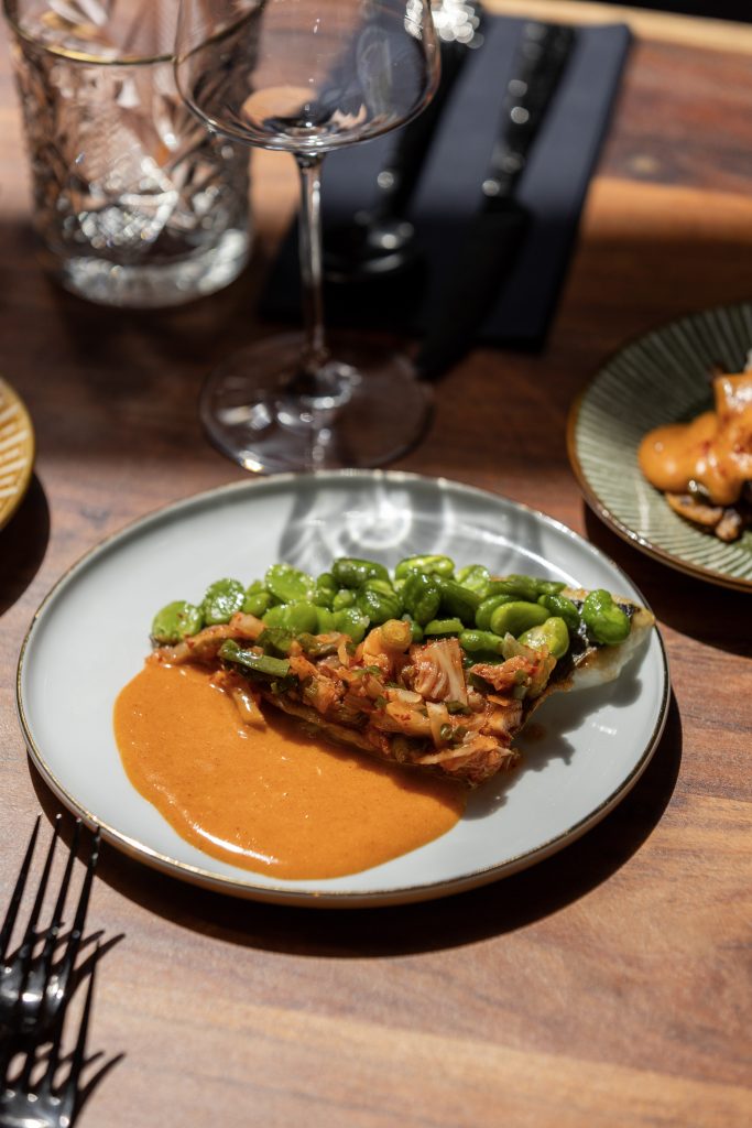 dorade recept met gochujang beurre blanc kimchi en tuinbonen