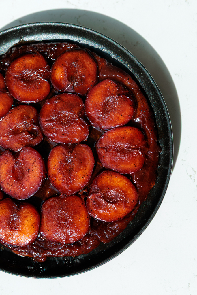 tarte tatin van pruimen recept met vanille crème fraîche