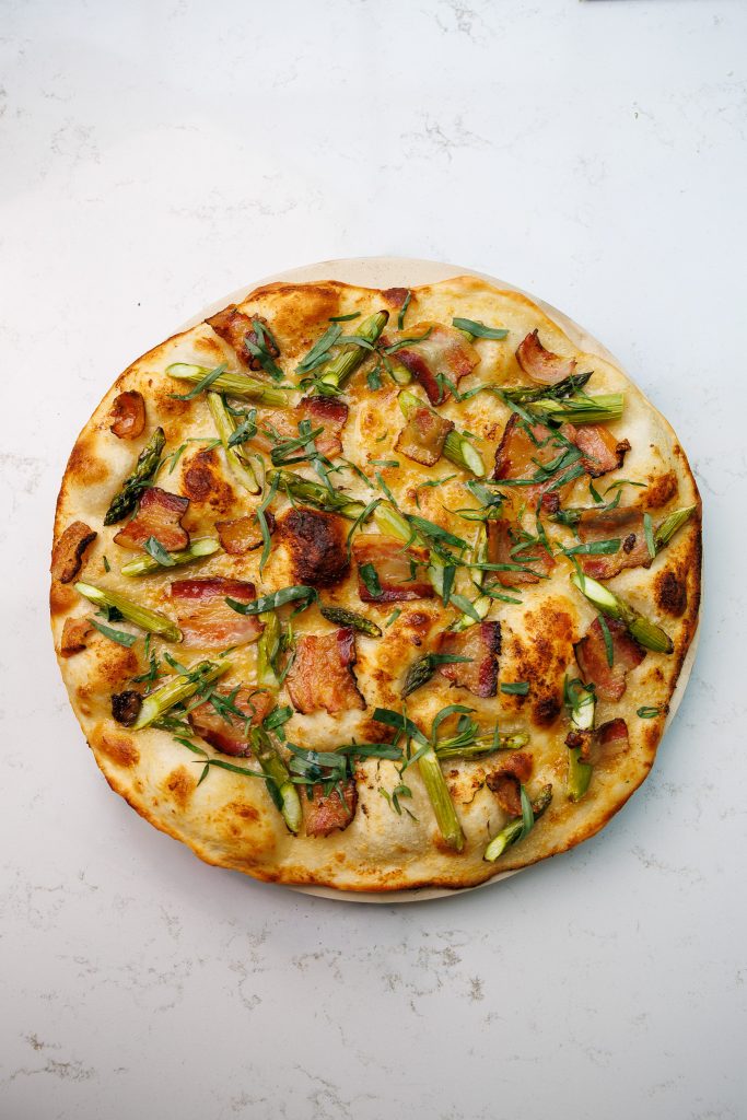 flammkuchen recept met groene asperge crème fraîche en pancetta