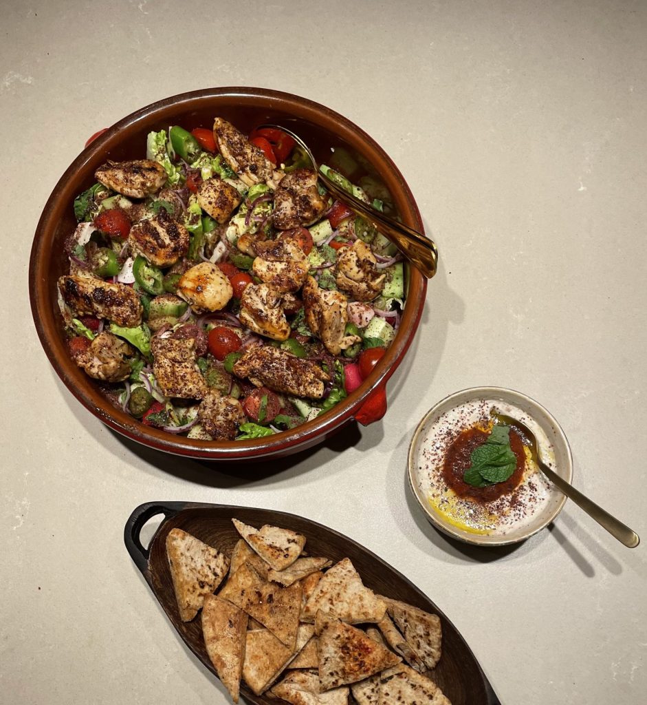 fattoush recept met kippendijen en Libanese yoghurtdip