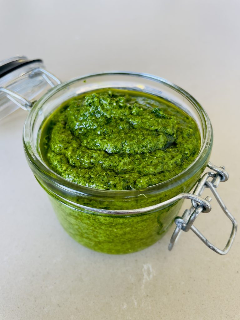 boerenkoolpesto recept met amandelen en Parmigiano