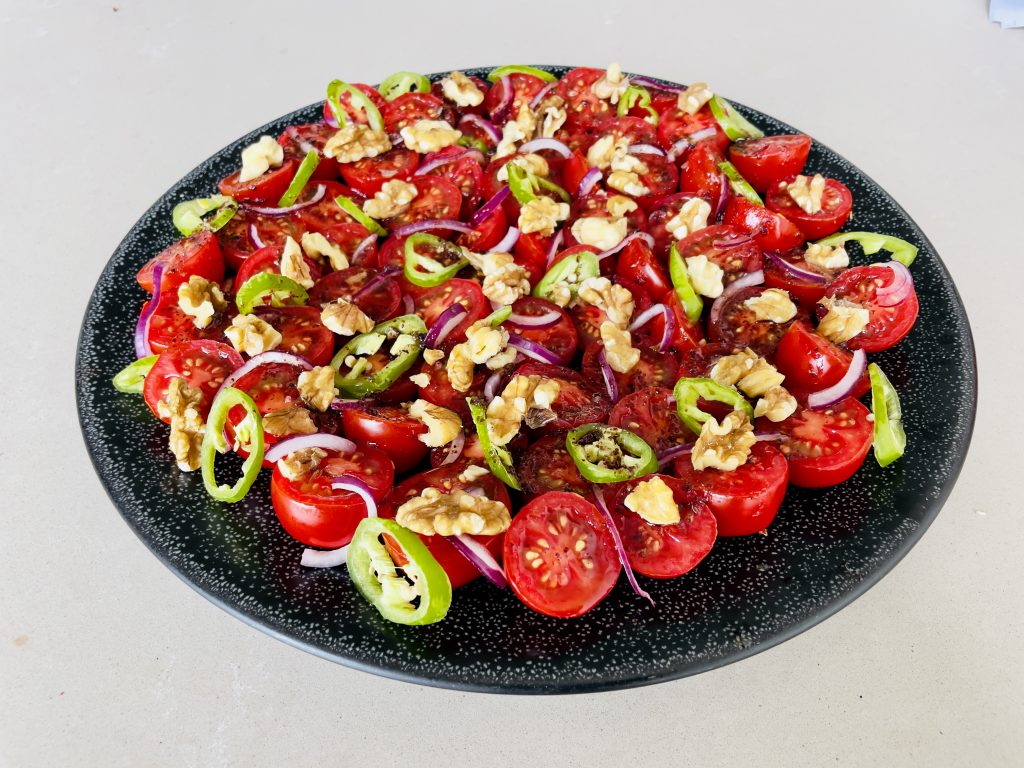 tomatensalade recept met walnoten en granaatappeldressing