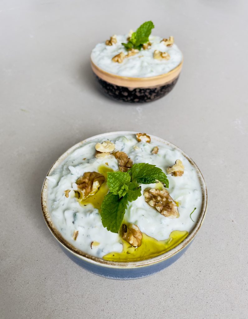 yoghurtdip recept met komkommer munt en geroosterde walnoten