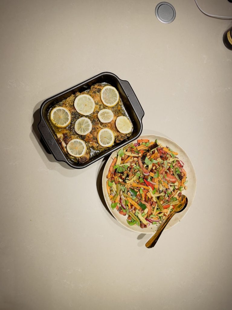 lemon chicken recept met warme pastasalade en gerookte amandelen
