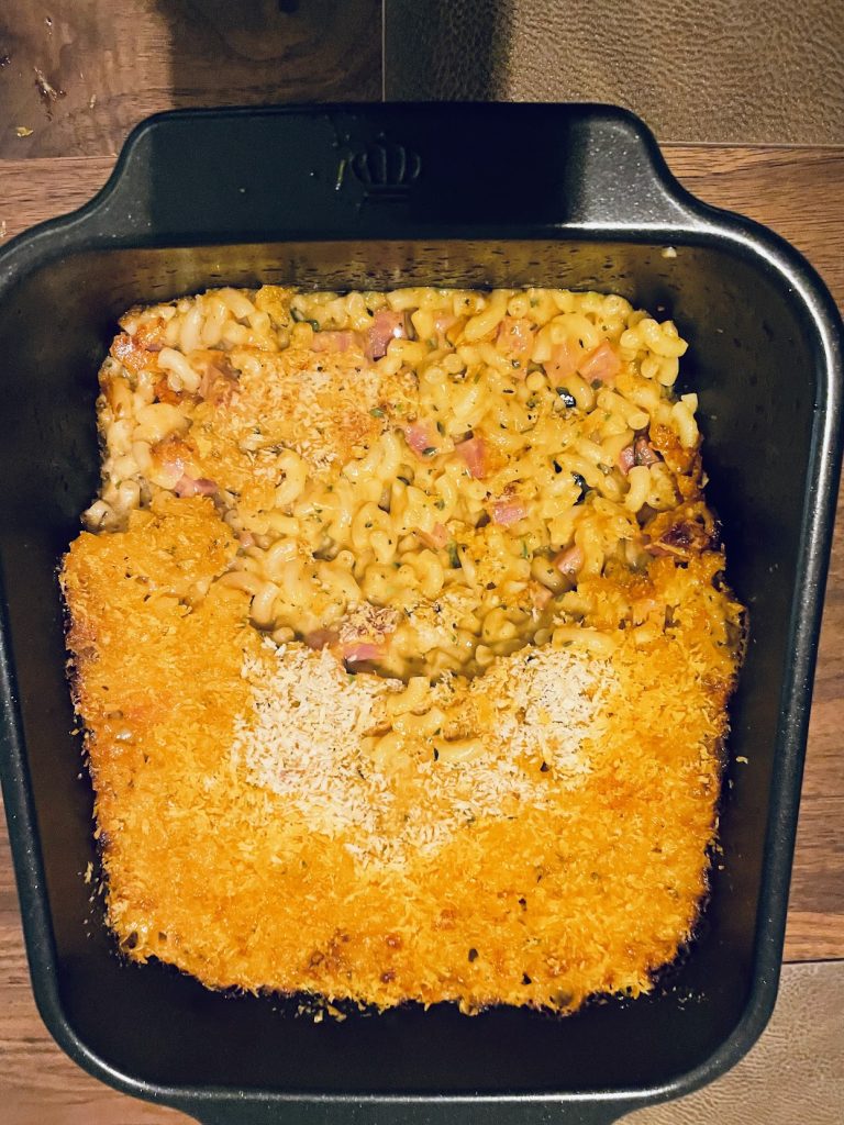 mac and cheese recept met mornaysaus en knapperige pankotopping